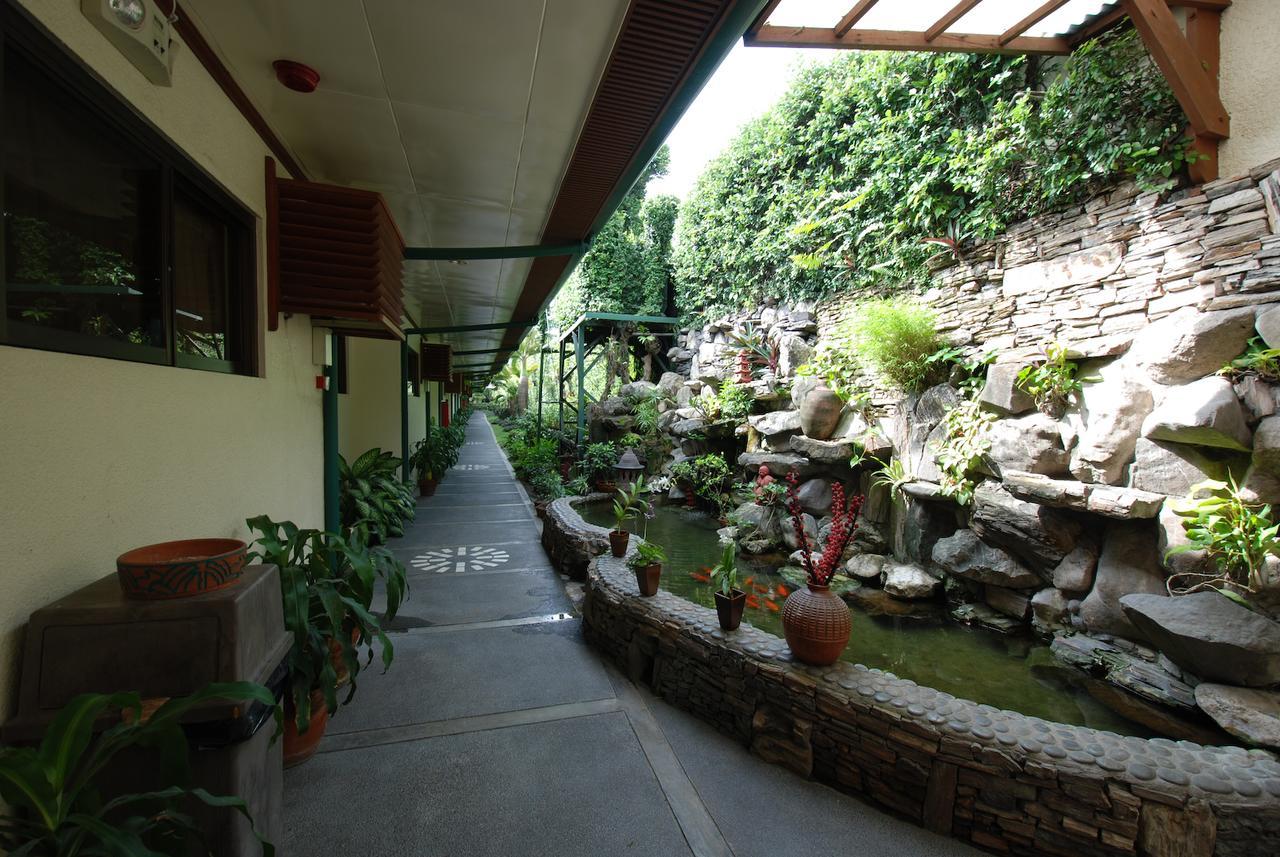 Oasis Hotel Angeles Esterno foto