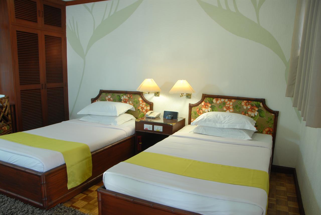 Oasis Hotel Angeles Esterno foto